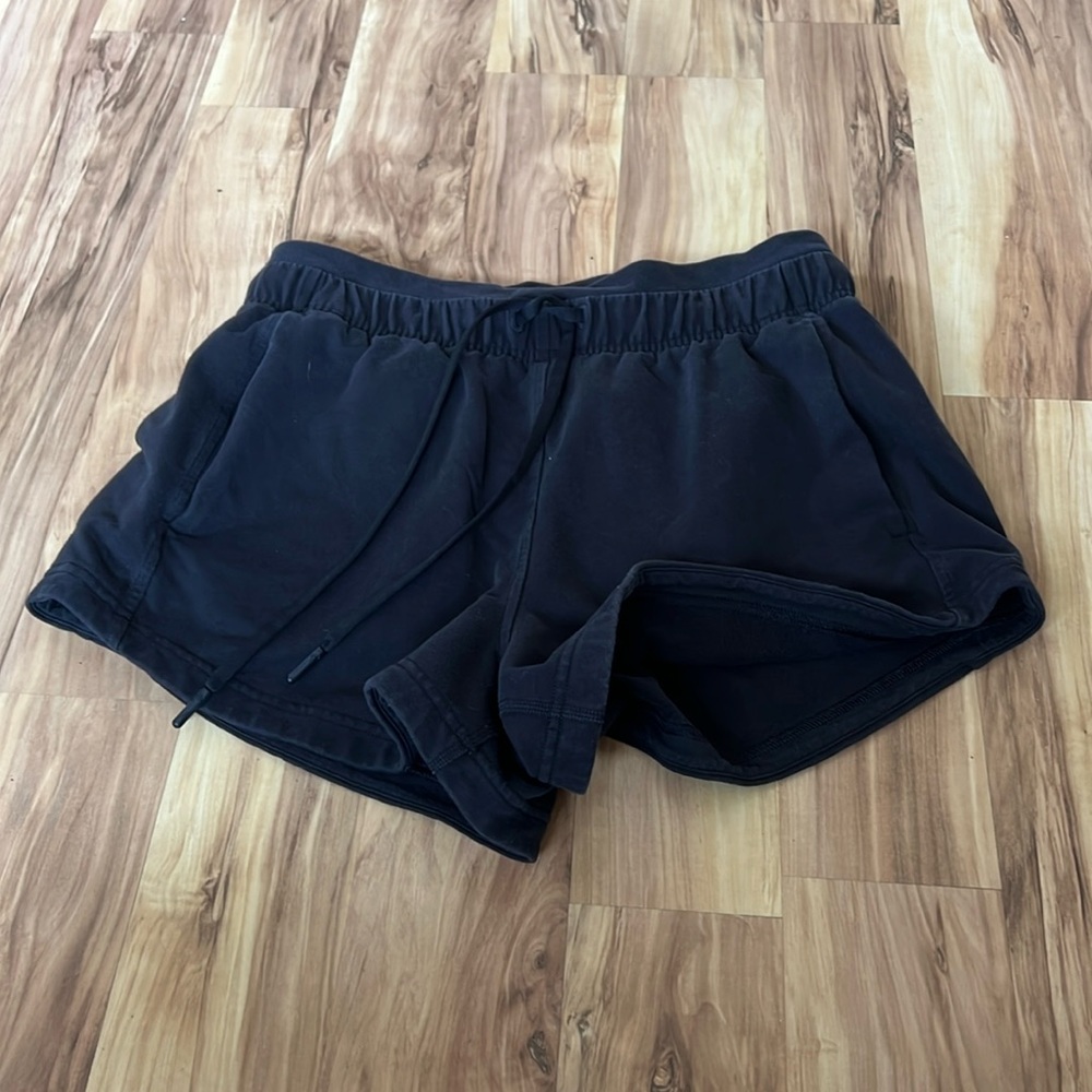 Lululemon Inner Glow High Rise short 3" black sz 6
